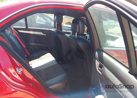 2013 Mercedes-Benz C 300 Luxury 4Matic/Sport 4Matic z USA, uszkodzony, nr VIN WDDGF8AB8DG047453